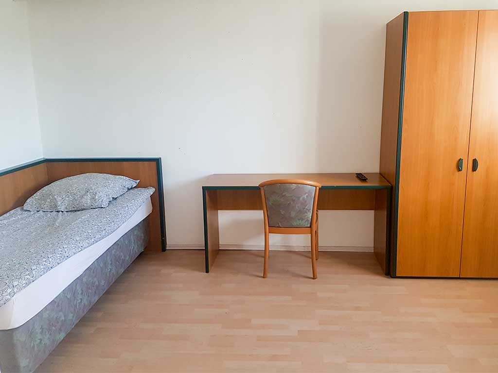 zimmer 2 neuenfelder faehrdeich 111 bett tisch schrank