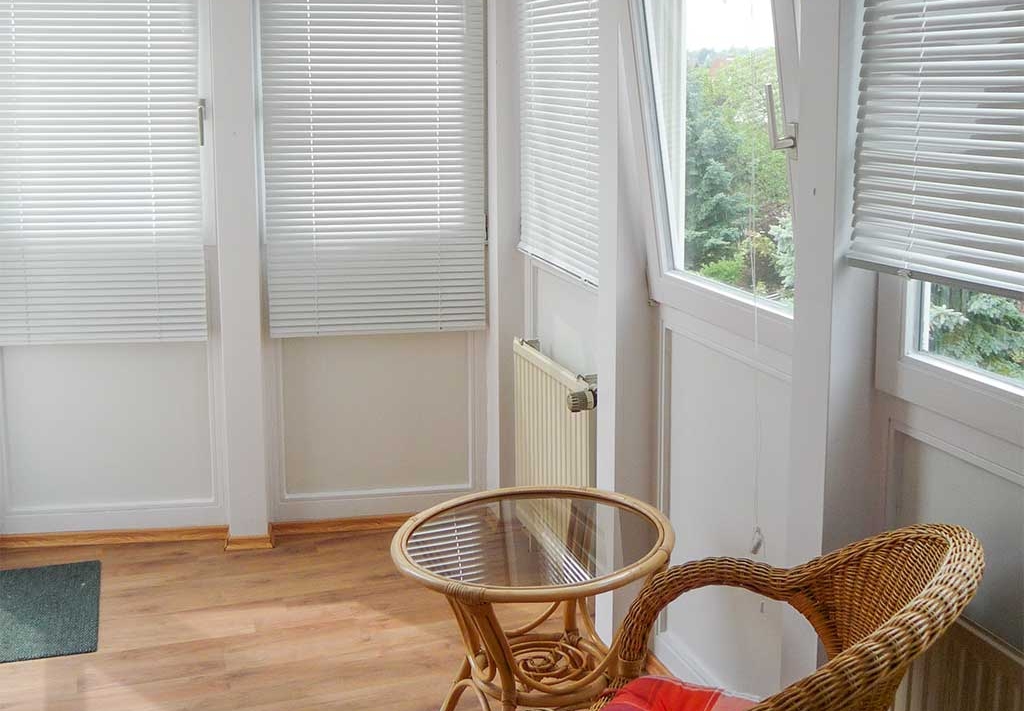 zimmer mit balkon nessdeich 90 rattansessel glastisch